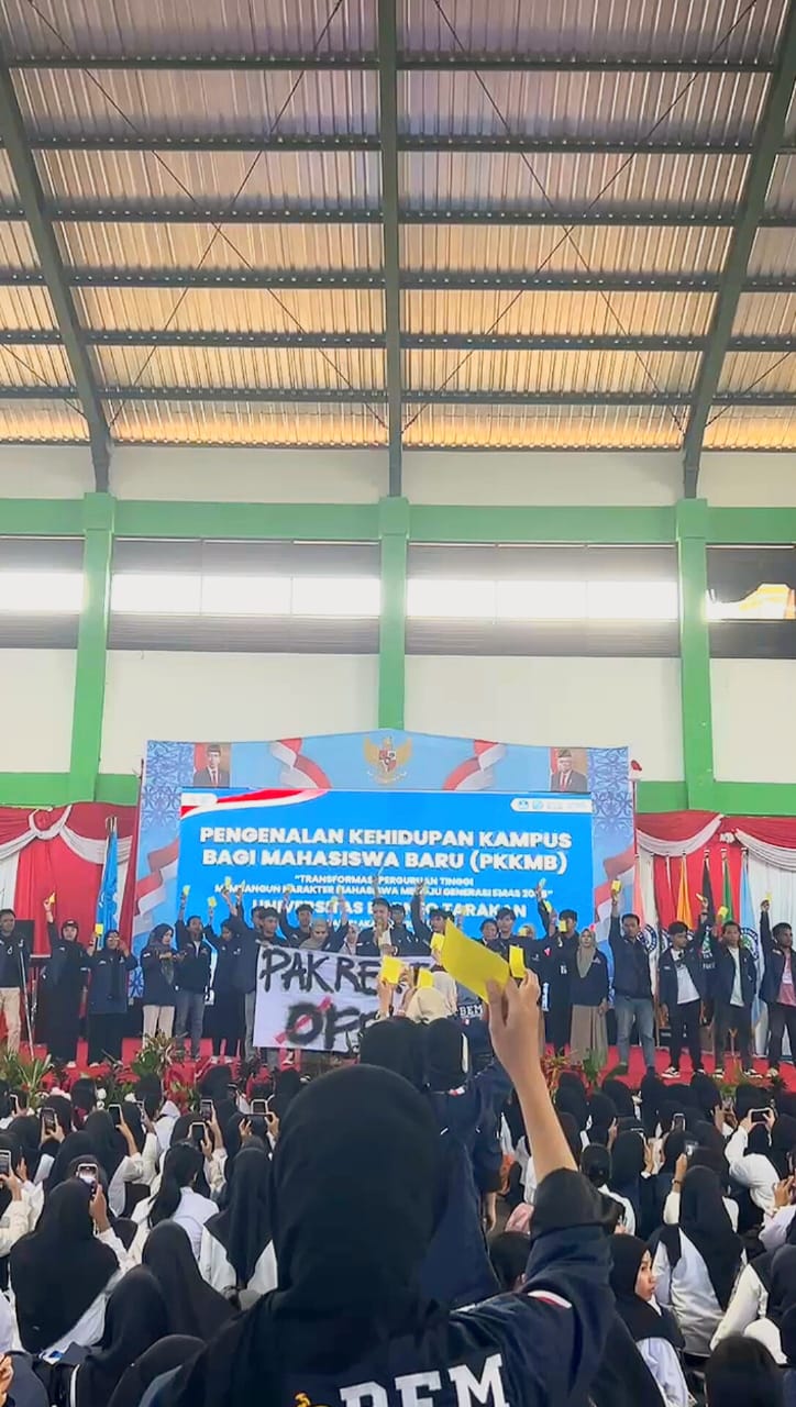 Aksi Mahasiswa Universitas Borneo Tarakan (UBT) Beri Kartu Kuning ke Rektor
